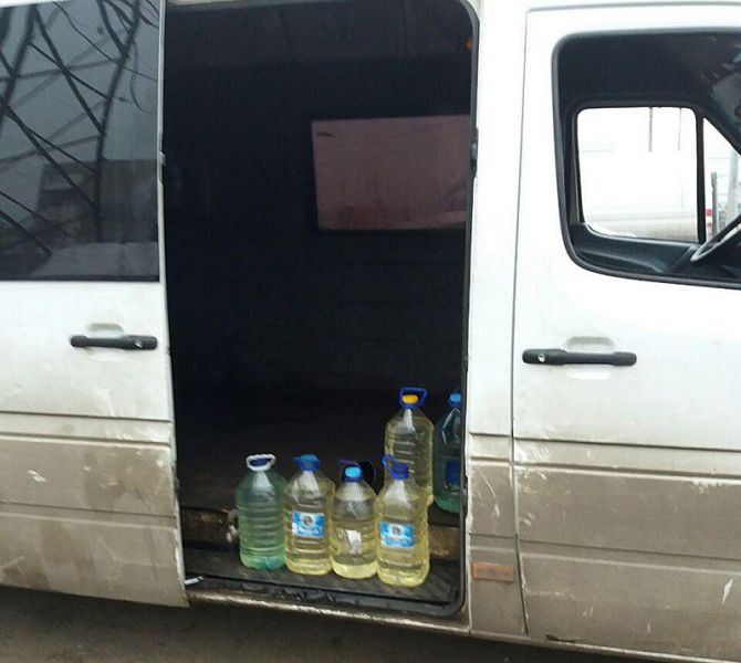 Продавцы нелегального бензина в Мариуполе не боятся рейдов полиции (ФОТО)