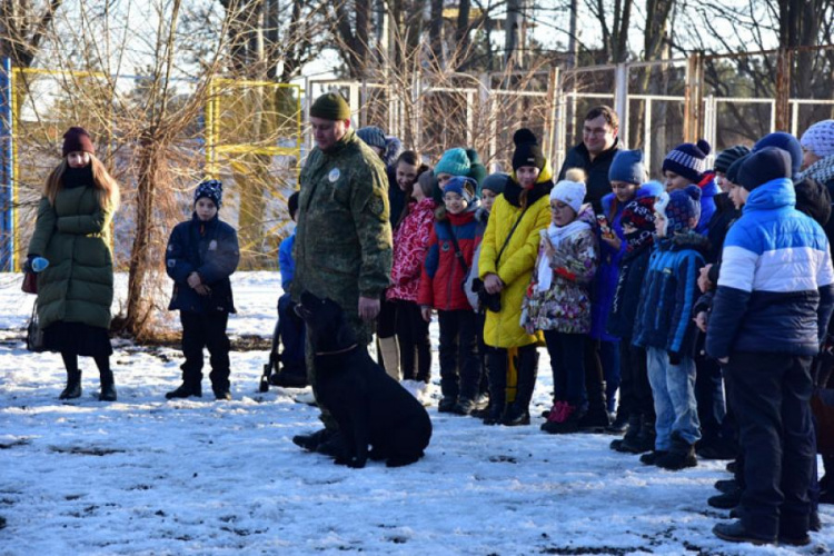 Мариупольские школьники пообщались на немецком с полицейскими собаками (ФОТО)