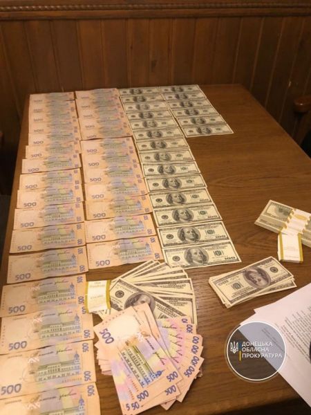 Требовали 100 тысяч гривен и 85 тысяч долларов: в Мариуполе за взятку будут судить двух чиновников