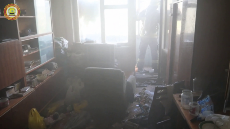 В Мариуполе горела квартира: в помещении находился мужчина