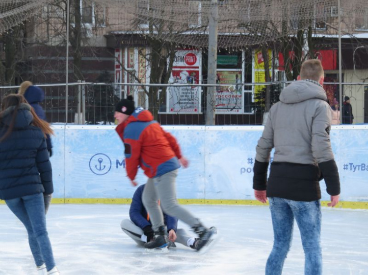 Каток не закроют? Мариупольцы насладятся катанием на коньках весной (ФОТО)