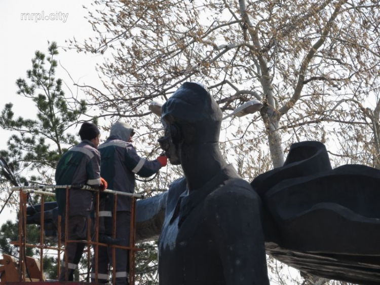 В Мариуполе проходят высотные работы у памятника Воину-освободителю (ФОТО+ВИДЕО)
