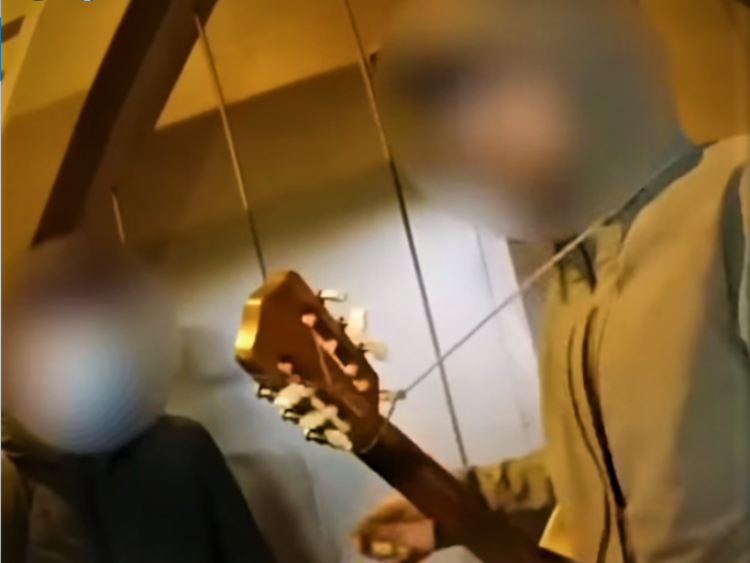 Уличный музыкант-дебошир провоцировал полицейского в Мариуполе (ВИДЕО)