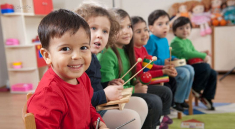 Детские сады Мариуполя предлагают «уплотнять». Родители против