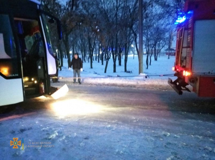 В снегу на Донетчине застревали «легковушки», автобусы с пассажирами и кареты «скорой»