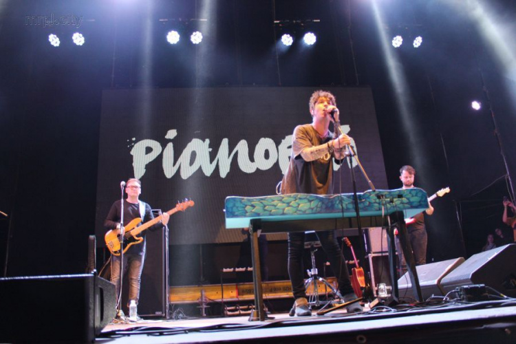 «Pianoбой» в Мариуполе спели а капелла, танцевали на синтезаторе и охлаждали зрителей водой (ФОТО)