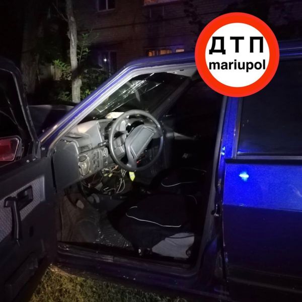 Двойное столкновение. В Мариуполе травмировались водитель и пассажир легковушки