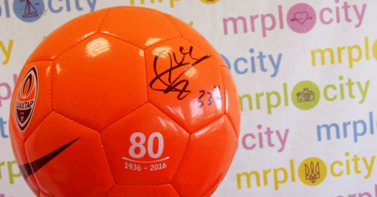 Определен счастливый обладатель мяча с автографом Дарио Срны среди читателей MRPL.CITY (ФОТО)