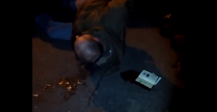 В сети появилось видео задержания в Мариуполе пьяного сотрудника СБУ (ВИДЕО)