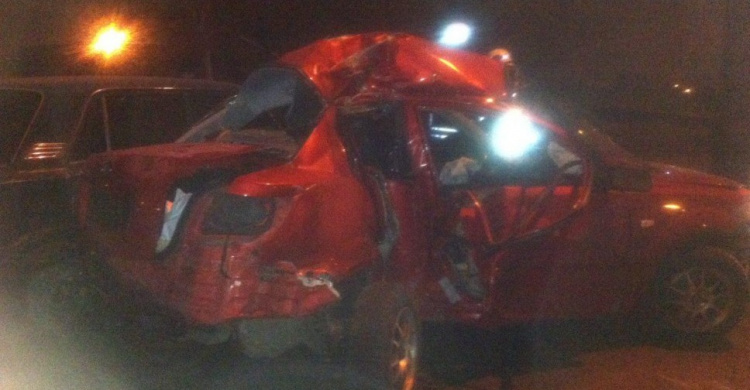 Скользкий Мариуполь: Автомобиль чуть не слетел в реку, еще один водитель врезался в столб