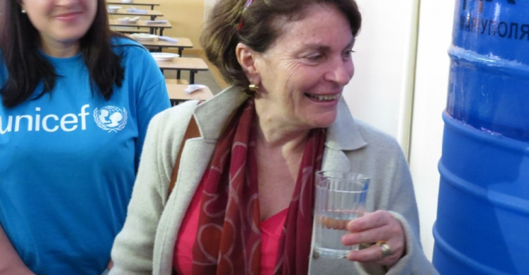   Мэр Мариуполя и глава ЮНИСЕФ Джованна Барберис чокнулись стаканами в школе №66 (ФОТО)