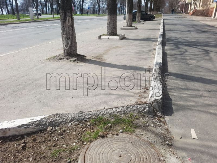 Отремонтированный меньше года назад тротуар в Мариуполе начал рассыпаться