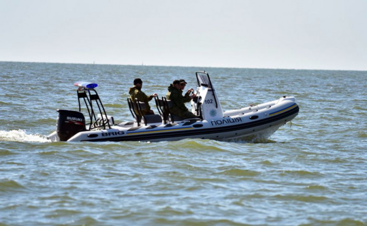 На патрулирование побережья Мариуполя вышел полицейский катер (ФОТО)