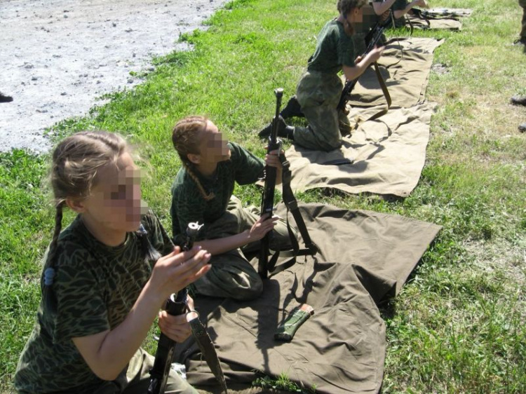 На Донетчине боевики учат детей стрелять из крупнокалиберного оружия и автоматов Калашникова
