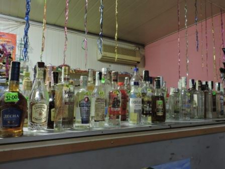 В магазине Мариуполя выявили 100 литров алкоголя неизвестного происхождения