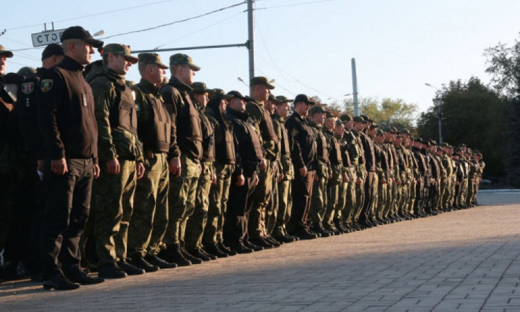 По результатам антитеррористических учений в Мариуполе наградили пятерых полицейских (ФОТО)