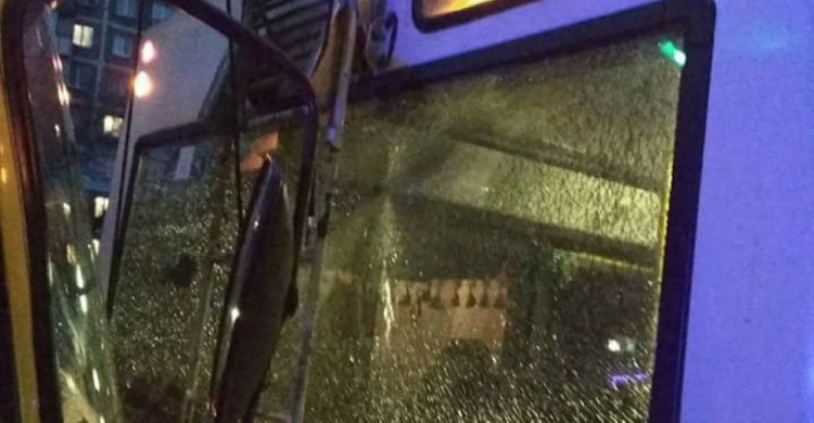 В центре Мариуполя маршрутка врезалась в троллейбус (ФОТО)