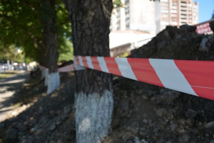 На ремонтных работах в центре Мариуполя выявили нарушение правил безопасности (ФОТО)