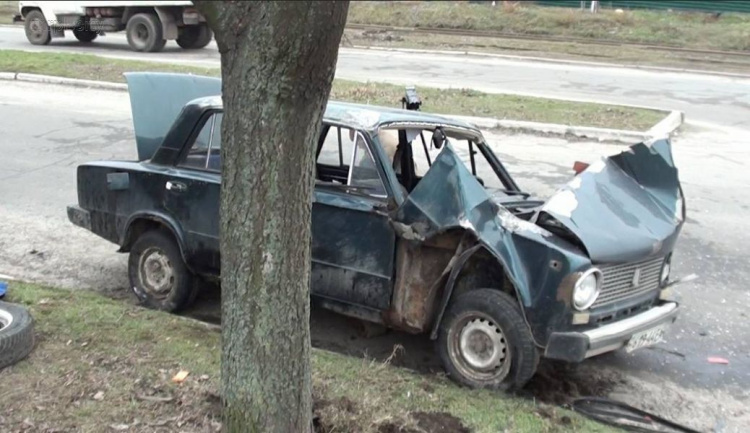 В Мариуполе автомобиль потерял колесо и перевернулся (ФОТО)