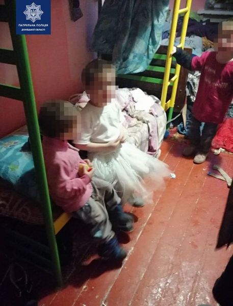 Пьяная мать и ножи вместо игрушек: в Мариуполе малыши живут в антисанитарных условиях (ФОТО)