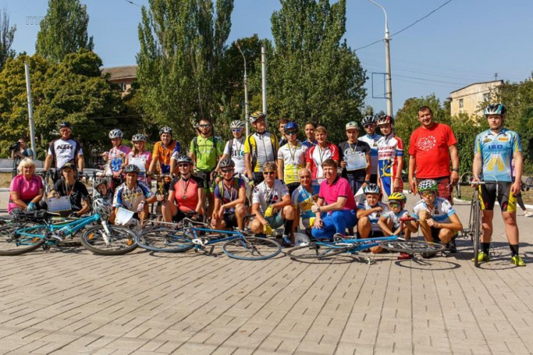 Шоссейная велогонка в Мариуполе собрала школьников и взрослых (ФОТО)
