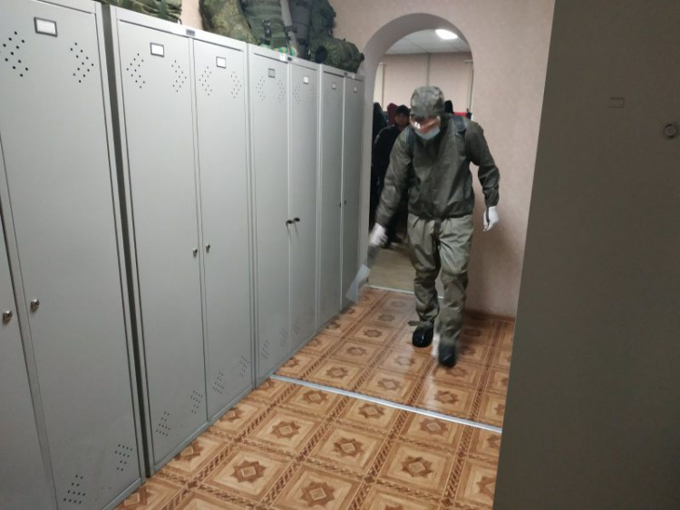 К работникам спецназа в Мариуполе наведались люди в спецкостюмах