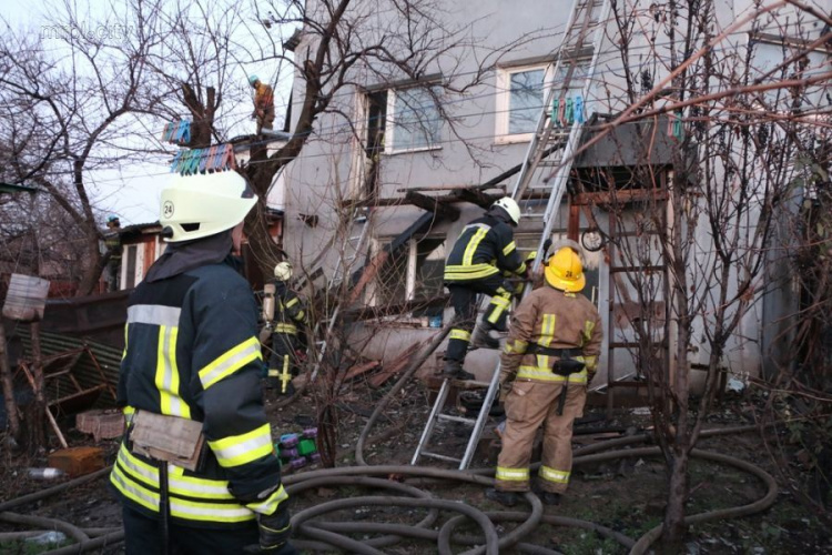 Пожар в трехэтажном доме Мариуполя тушили 29 пожарных на 5 машинах (ФОТО)