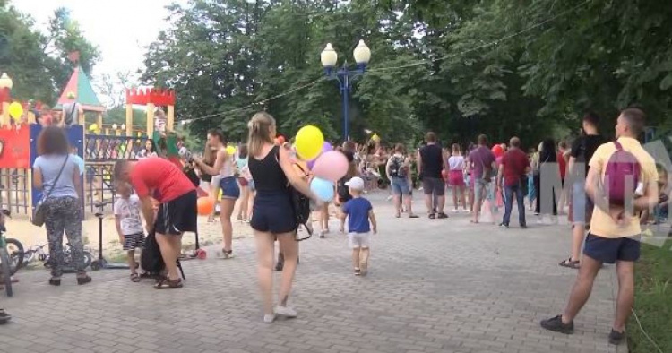 В Мариуполе для детей устроили грандиозный праздник с гонками и мыльными пузырями