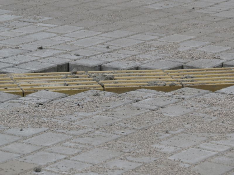 На главной площади Мариуполя началась зачистка от бракованной плитки (ФОТО+ВИДЕО)