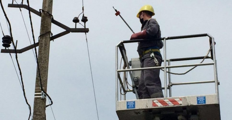 В Мариупольском и Волновахском районах восстанавливают электроснабжение. Со светом уже 30 населенных пунктов