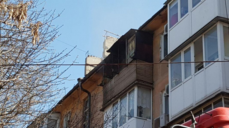 В Мариуполе пожар охватил квартиру в жилом доме - есть пострадавшие (ФОТО)