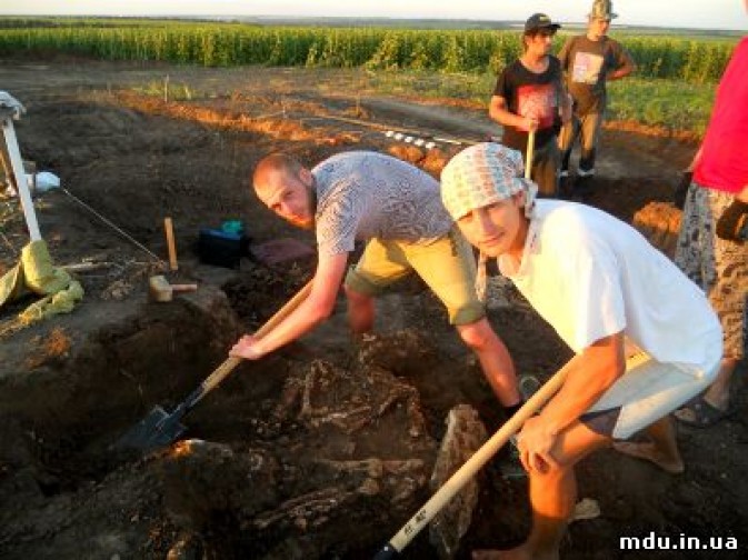 Мариупольские студенты раскопали останки древнего великана