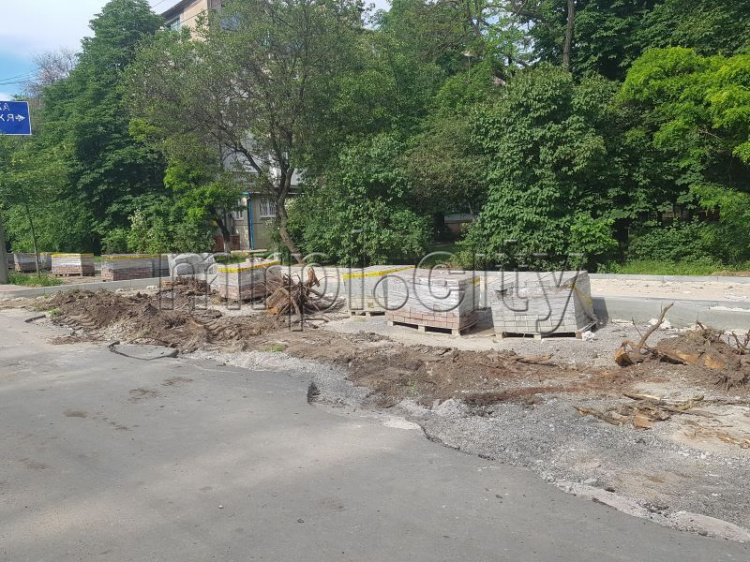 По проспекту Строителей в Мариуполе продолжается ремонт дороги и инженерных сетей (ФОТОФАКТ)