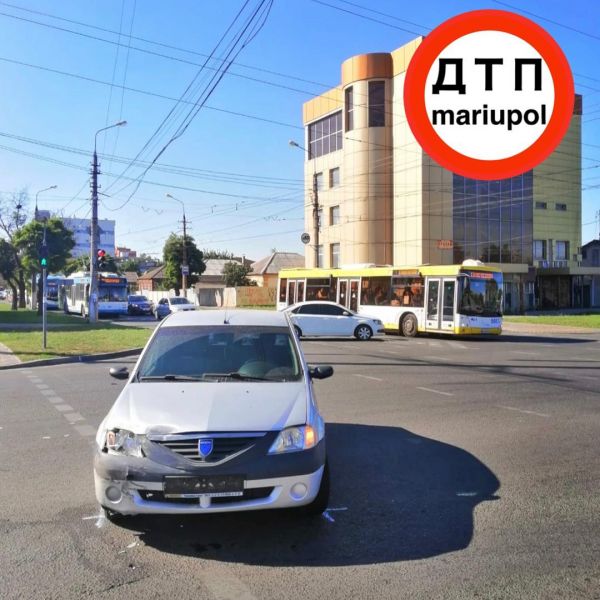 На аварийном перекрестке в Мариуполе не разъехались автомобили