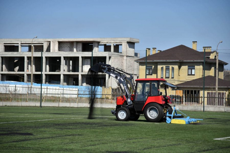 На тренировочной базе ФК «Мариуполь» улучшат газон (ФОТО)