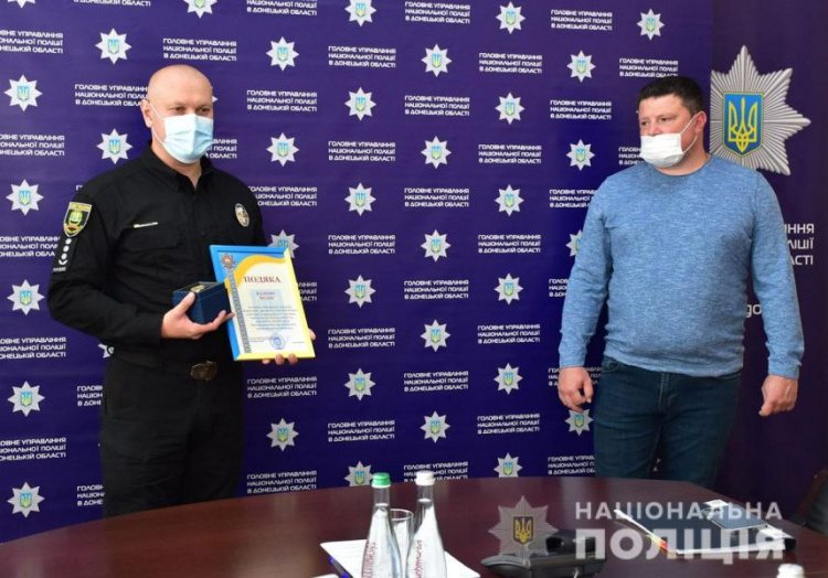 Мариупольца наградили за помощь в задержании вооруженного преступника и спасение ребенка