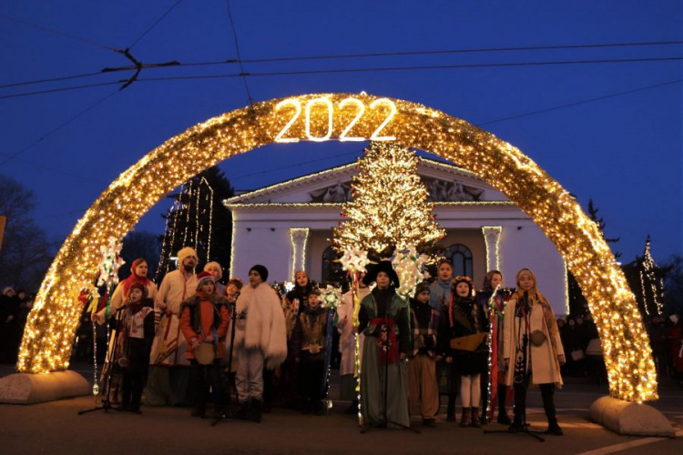 Мариупольцам показали театрализованный рождественский спектакль в центре города (ФОТОРЕПОРТАЖ)
