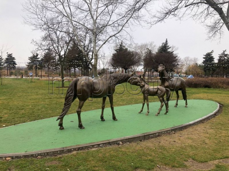 В мариупольском парке снова открыт доступ к скульптурам лошадей. Что изменилось? (ФОТОФАКТ)