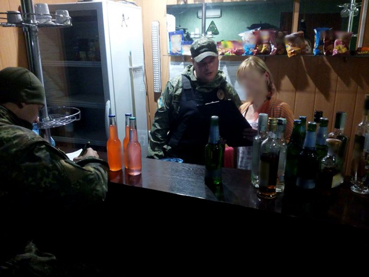 Полиция выявила нелегальный алкоголь в ночном клубе Мариуполя (ФОТОФАКТ)