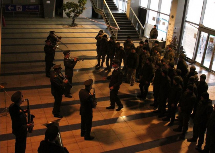 В аэропорту «Мариуполь» для военных устроили концерт-реквием (ФОТО+ВИДЕО+ДОПОЛНЕНО)