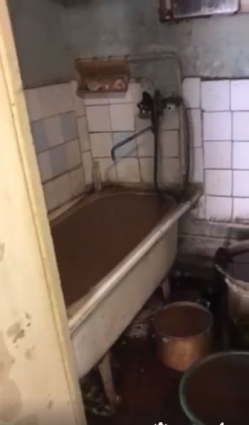 В Мариуполе дети живут в квартире, переполненной фекалиями (ФОТО)