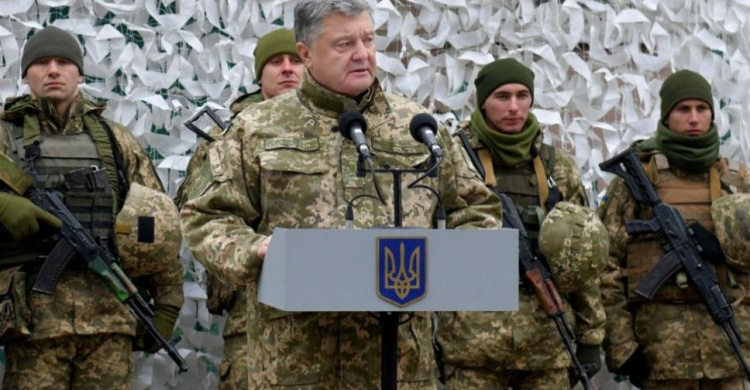 Порошенко подвел первые итоги военного положения во время визита в Донецкую область