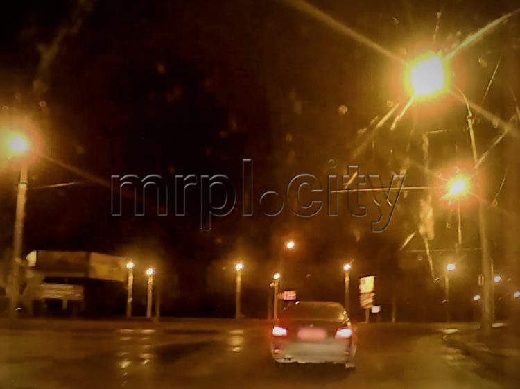 Погоня по ночному Мариуполю: скрываясь от полиции, водитель бросил автомобиль