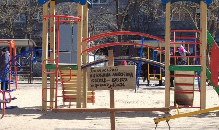 Убитых мариупольцев хоронят на детских площадках и во дворах