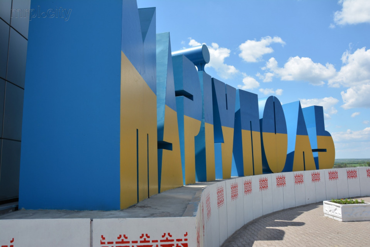 Мариупольские школьники в вышиванках украсили въезд в город национальным орнаментом (ФОТО)