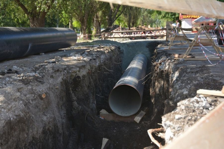 Ремонт магистрального водовода в Мариуполе стоимостью в 10 млн гривен завершат в августе (ФОТО)