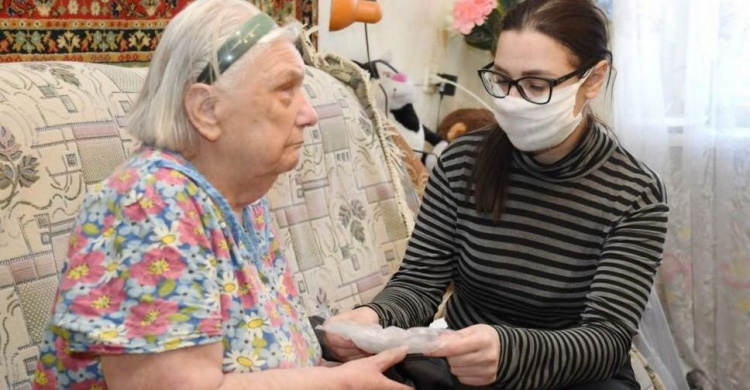 Соцработники в Украине получат 100% надбавку к зарплате за угрозу коронавируса