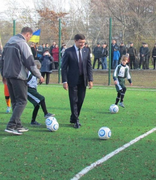 В Мариуполе открытие футбольного поля превратилось в масштабный праздник (ФОТО)
