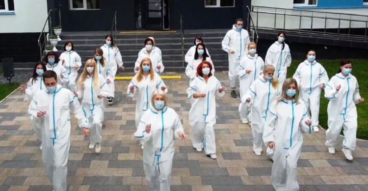 Танцуй против COVID-19: мариупольские медики присоединились ко всемирному флешмобу