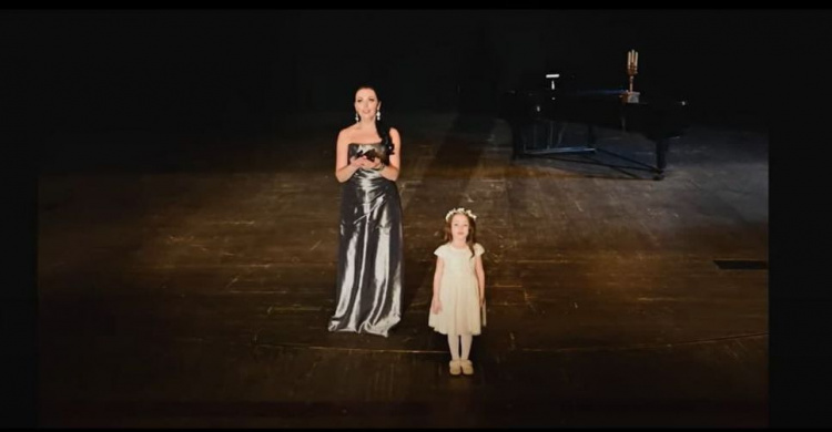 Премьера: четырёхлетняя мариупольчанка и солистка филармонии исполнили «Аве Мария»